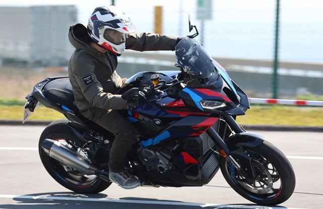 【第6位】BMW M1000XR 「BMW史上最強!」の声も飛ぶクロスオーバーの2025年モデル。昨年5月24日から発売されており、価格は333万6000円~