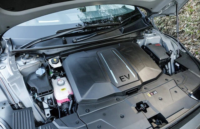 EVの文字が書かれた部分を開けると、収納スペースと、インバーターが目に飛び込んでくる