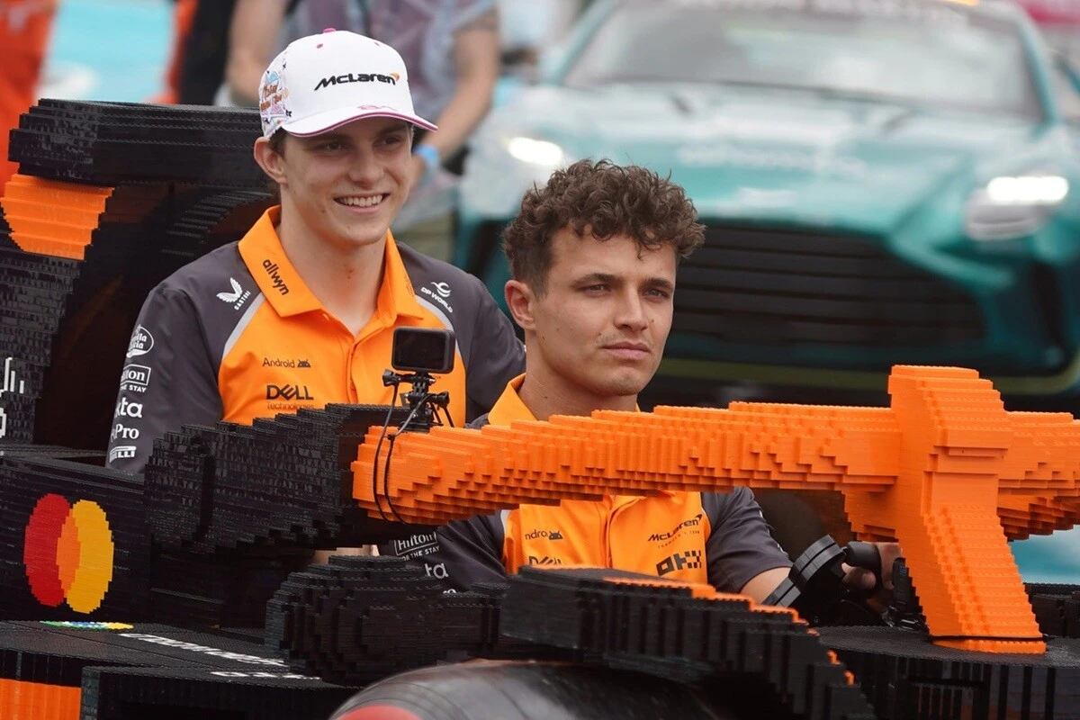 マイアミGPのドライバーズパレードには、F1カーを模した電動レゴマシンが登場。決勝では、チームメイトのピアストリに遅れをとり、2位に終わったノリス(写真手前)