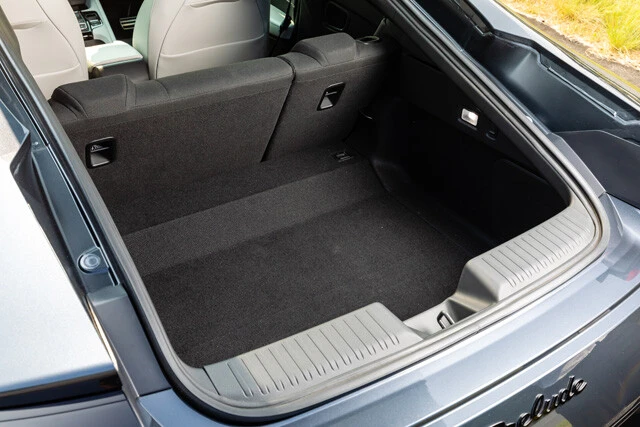 リアシートの背もたれを倒すと、ゴルフバッグ2個を収納できてしまう