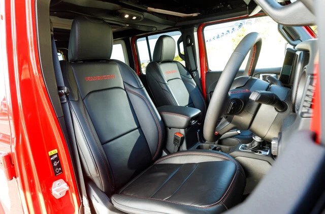 シートは専用のナッパレザー。電動パワーシートが採用されている。座り心地も悪くない