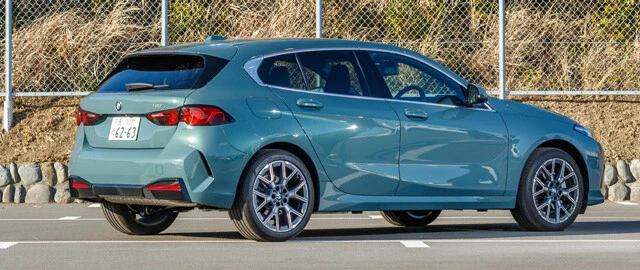 4代目のボディサイズは、全長4370㎜×全幅1800㎜×全高1465㎜。車重は1460㎏