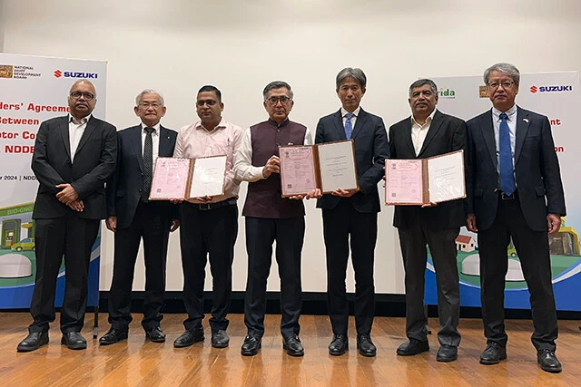 昨年12月にスズキは、インド政府系の「NDDB（全国酪農開発機構）」の子会社「NDDBムリダ」への出資を発表。牛糞由来のバイオガス工場の運営や肥料製造を手がける同社と連携し、自動車燃料としてのバイオガス活用をインド全土で展開する