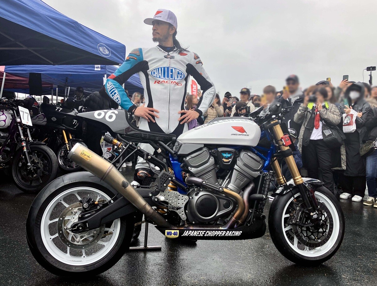 長瀬智也はなぜバイクレースに挑戦するのか？　「2025クラブマンロードレース」のパドックで直撃！