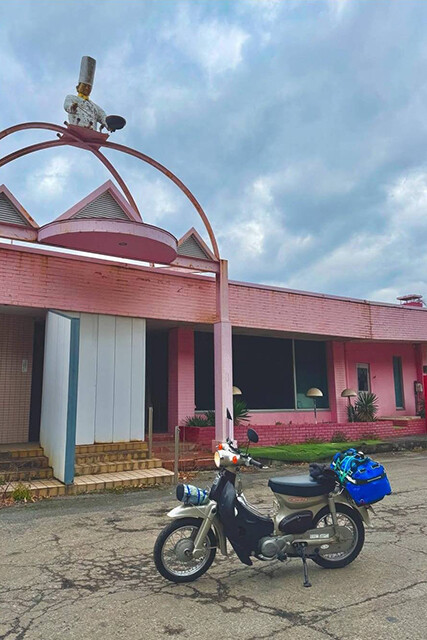 以前の愛車（ホンダ・リトルカブ）と上半身だけのモニュメント