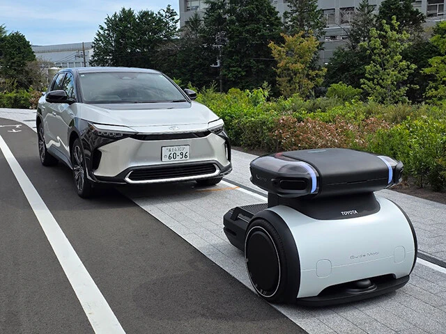 カーシェアの予約に応じ、自律走行ロボット・ガイドモビがシェアカーを指定場所まで自動搬送。人の手を介さず、クルマが＂自らやって来る＂新サービスの実証が始まった
