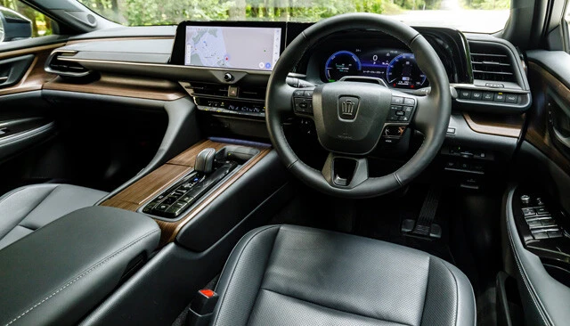 ナビ、高音質サウンドシステム、電動&ヒーター付きシートなど、至れり尽くせりの装備が満載