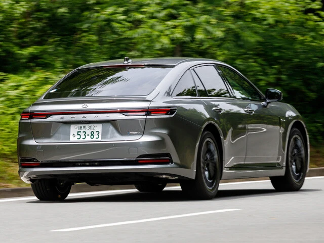 一見ハッチバック風のボディだが正統派の4ドアセダン。荷室容量は400リットルを確保する