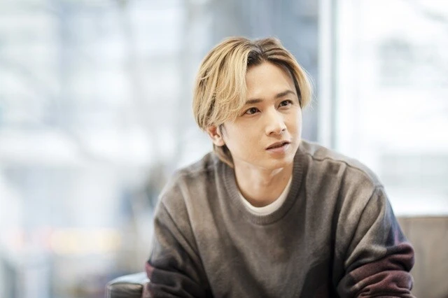 「毎戦、角田選手のレースが待ち遠しかったですし、彼を応援する多くのファンの方々と気持ちを共有できたのは楽しかった」と語る堂本光一