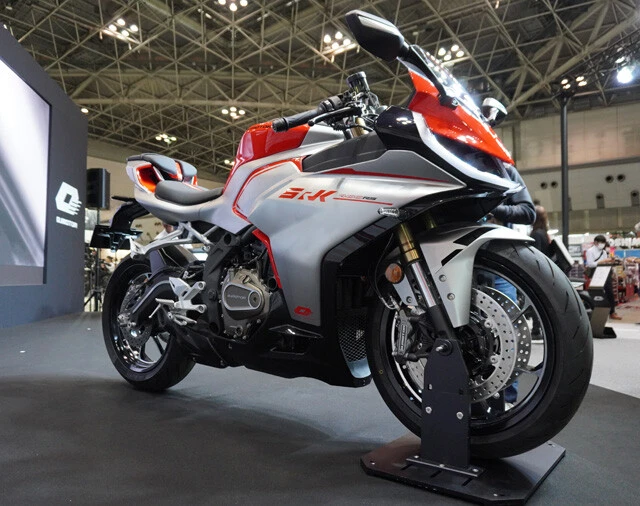 【推しバイク 注目】QJモーター SRK400RS 欧州や北米マーケットを席巻している中国バイク大手のQJモーター。今年、ついに日本市場へ進撃開始。その実力は!?