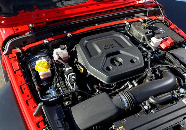 なんの不満もない2リットル4気筒のターボエンジン。ちなみに燃費はWLTCモードで9.2㎞/リットル