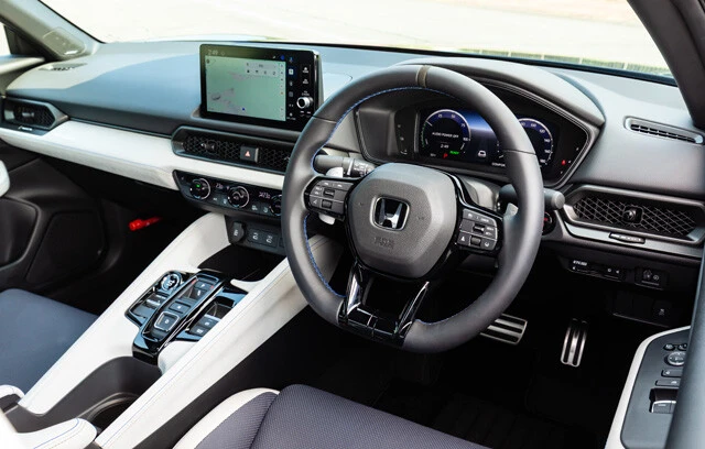 内装は、ドライバーだけでなく助手席のゲストにも快適な時間を提供するため、シートの形状などにも配慮