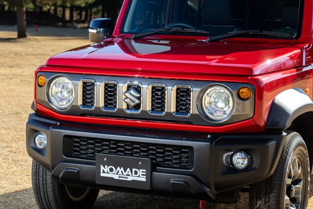スズキ ジムニーノマド 価格:265万1000~275万円 ジムニーシリーズ共通の5スロットグリルを採用しているが、専用塗装などで上質感を演出