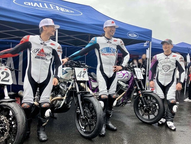 長瀬さん（中央）のマシンはアメリカのハーレーダビッドソンの大型ツーリングバイク、Pan America。これをベースにサーキット仕様に改造してレース参戦し、富士スピードウェイで開催された クラブマンロードレース第2では2位表彰台を獲得している