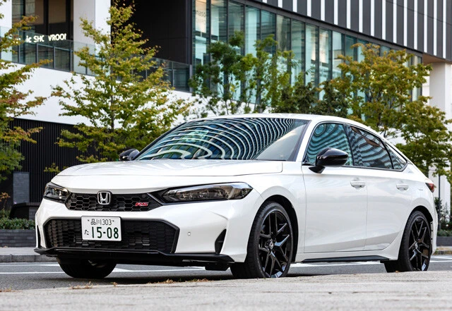 ホンダ シビックRS 価格:439万8900円 今回のマイチェンで顔面がチョイ変わったシビック。ちなみにRSは専用装備などの関係で、実際に見るとかなりスポーティ