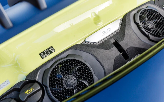 リアに鎮座する伝統の3リットル6気筒の水平対向エンジンはツインターボ。男心を刺激