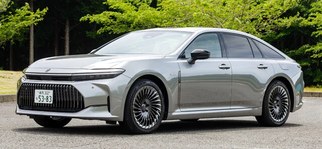 16代目のクラウンシリーズ第3弾として登場したのが、王道を貫くセダンスタイル。今回試乗したモデルの価格は830万円