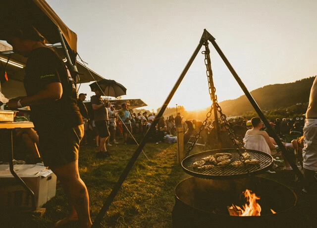 肉を焼く人も多い。山本氏はごちそうに