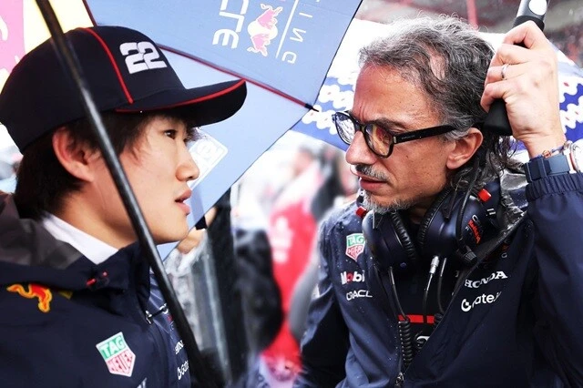 角田選手と新代表に就任したメキーズ。「レッドブルは不振が続いていたので、ホーナーが代表の座を外れるのは時間の問題だと思っていました。メキース新代表は角田選手をよく知るひとりです。レッドブルの体制変更によって角田選手の成績が好転することを切に願います」と光一