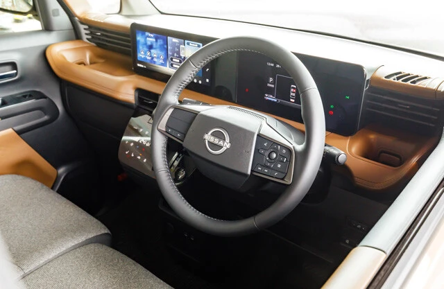 運転席に滑り込むと目に飛び込むのが大型ディスプレー。メーターが7インチ、中央が12.3インチ!!