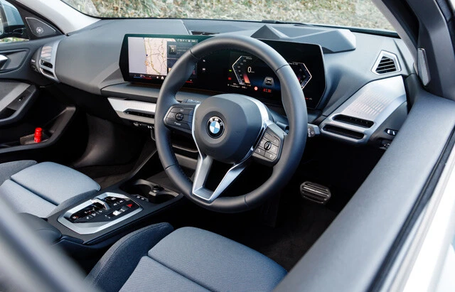 エントリーグレードだが室内はレベチの上質さを誇る。ちなみにコックピット中央部のディスプレーは10.25インチ