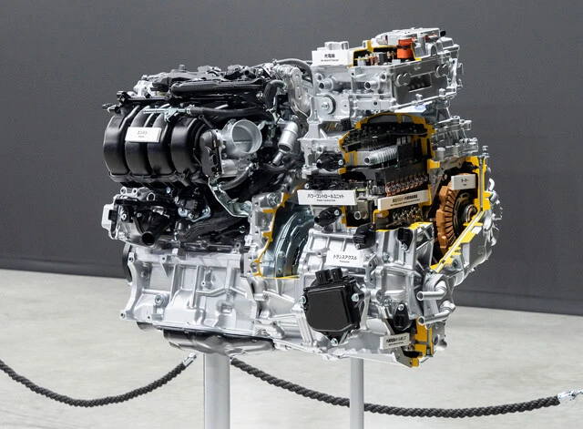 写真は6代目RAV4に搭載されたトヨタ新開発のPHEVシステム。最大出力は320馬力を誇る