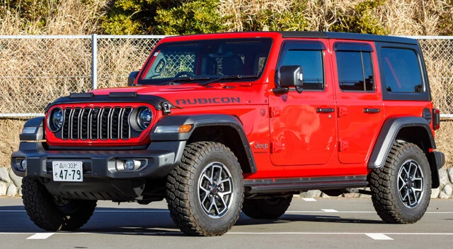 ジープ ラングラー アンリミテッドルビコン 価格:889万円 車体側面から出ていたアンテナは、オフロード走行時に木の枝などに引っかかるという声もあり、フロントガラス内蔵型に