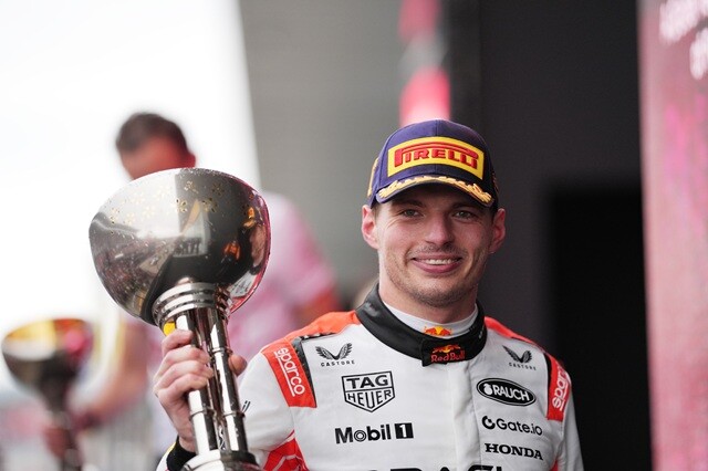 今季ドライバーズタイトル5連覇を目指すフェルスタッペン。開幕2戦はマクラーレンの後塵を拝したが、ホンダの母国で今季初優勝を飾った