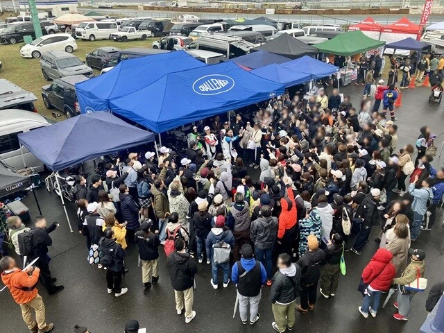 雨のためにレースを棄権することを決めた長瀬さんだが、彼が所属するJapanese Chopper Racing のテント前に集まった多くのファンとじゃんけん大会や写真撮影に応じたりして、交流を深めていた