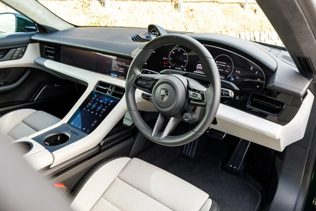 コックピットはフルデジタル。近未来感がハンパない。エアコンなどの操作はタッチディスプレーで行なう