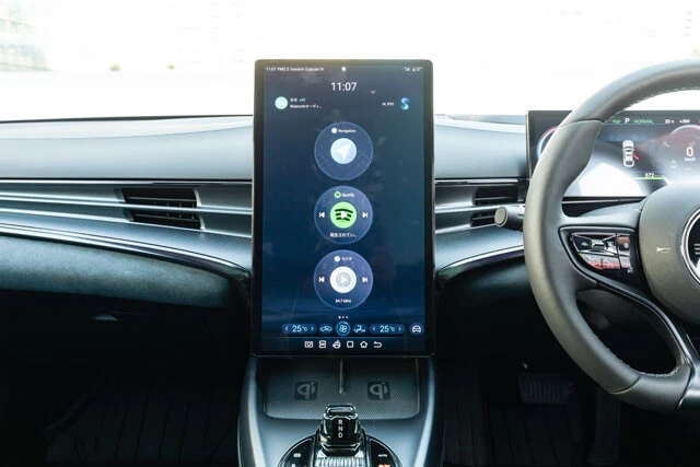 15.6インチのタッチスクリーンは縦だけでなく横にもなる。BYDらしい新発想だ