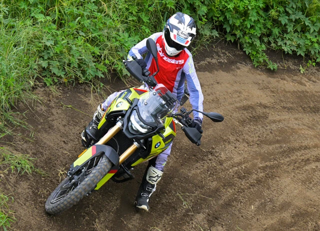 BMW　F 900 GS　週末の林道も、長距離ツーリングもF 900 GSなら、どこまでも自由に楽しく走れてしまう。充実装備満載。価格208万9000円～