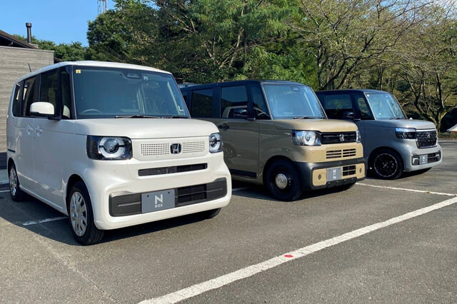 左からN-BOX、N-BOXジョイ、N-BOXカスタム。日本市場で売れに売れているホンダ自慢の軽スーパーハイトワゴン