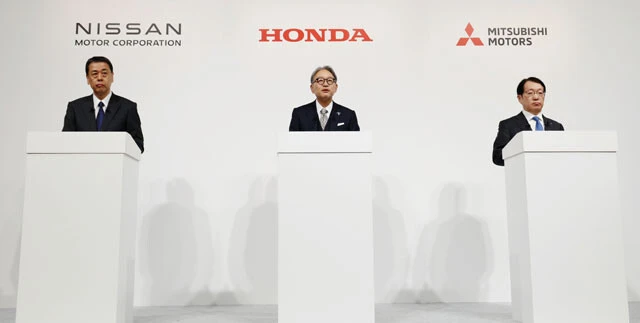 昨年12月23日に電撃会見を行なった3社連合。（左から）日産の内田誠社長、ホンダの三部敏宏社長、三菱の加藤隆雄社長