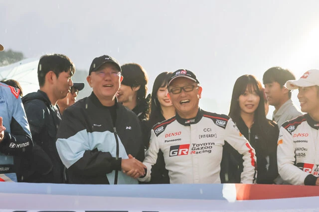 豊田章男トヨタ自動車会長（右）と、ヒョンデグループの鄭義宣会長（左）のツーショットは世界的なニュースとなった