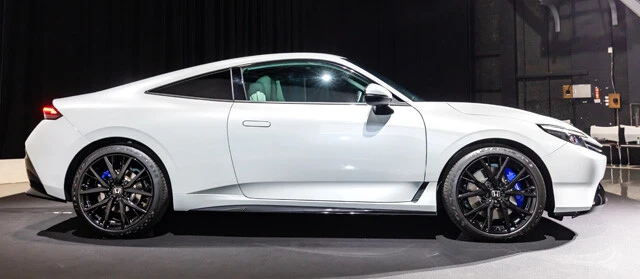 ルーフラインは滑らかに弧を描きながら後方へと流れ、流麗なシルエットを際立たせる