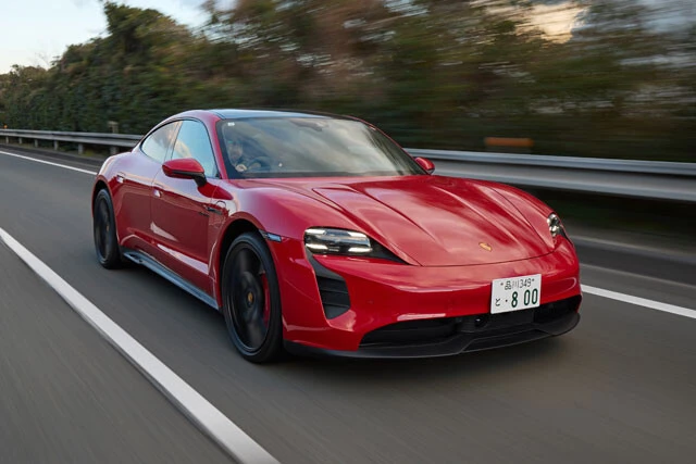 ドイツの高級スポーツカーブランド、ポルシェもEVの販売不振で苦境に。写真はポルシェ初のEV・タイカン