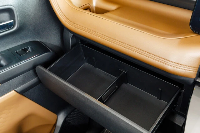 注目は収納力の高さ。助手席前には、ティッシュボックスもすっぽり収まる。超便利