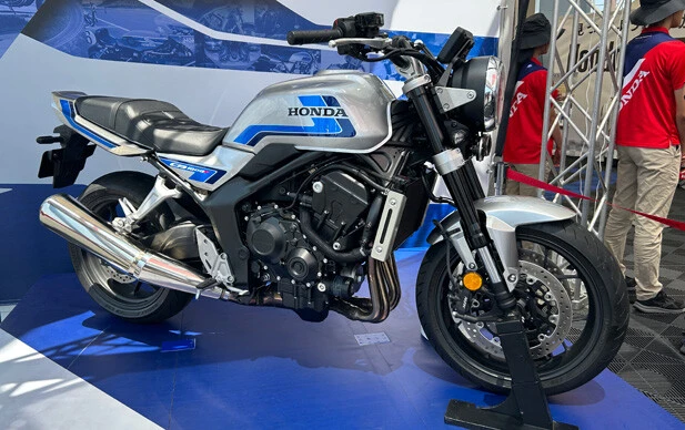 「CB1000Fコンセプト」などを初公開。またがり&エンジン始動にファンは歓喜