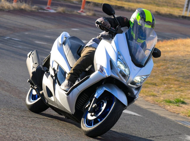 【第7位】スズキ バーグマン400 400ccクラスで唯一のスクーターがバーグマン400。最新モデルは昨年9月6日から発売されている。価格は89万5400円