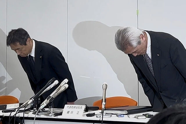 4月9日、ETCの大規模障害について記者会見で「深くおわび申し上げます」と謝罪したNEXCO中日本の縄田正社長(右)