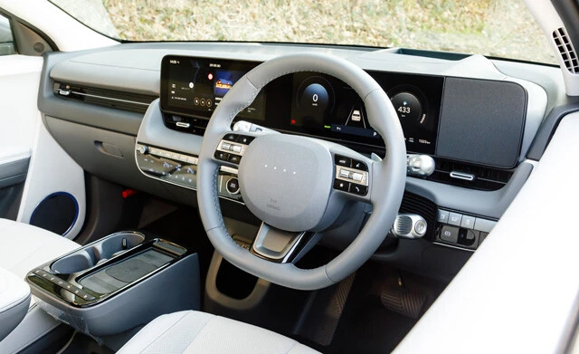 外観同様、コックピットもEVらしく近未来的。「子供っぽい」という声もあるが、男心は膨らみっぱなし