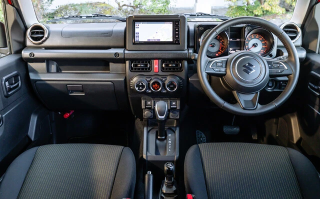 オフロードなど過酷な環境下での操作性にこだわったシリーズ伝統の内装に仕上がっている