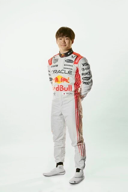 F1日本GP特別カラーのチームウェアに身を包んだ角田裕毅