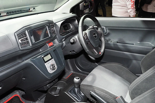 室内で目を引いたのは本革ステアリングにレカロ社製のスポーツシート。何よりたぎるのはMT！