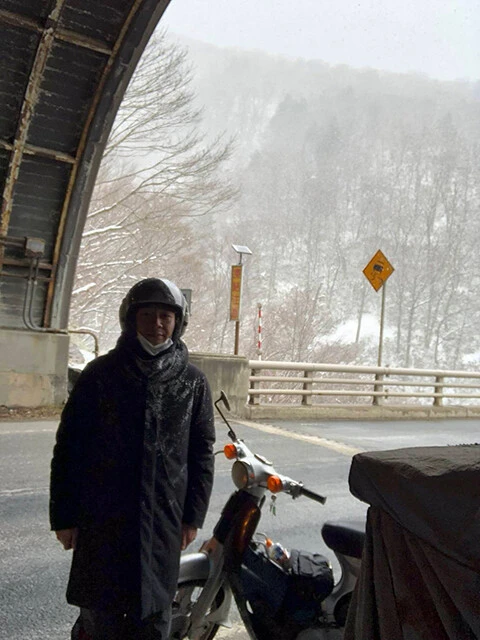東京から新潟の佐渡島に行こうとして、群馬と新潟の県境で「トンネルの向こうが雪だとわかり断念した」当時の写真