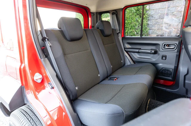 後席に座ってコックピットを撮影していたカメラマン、「後席は広くて、座り心地もいい」