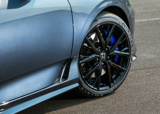 ブレンボ社製の大容量ブレーキなど高性能パーツを搭載し、優れた制動力を誇る