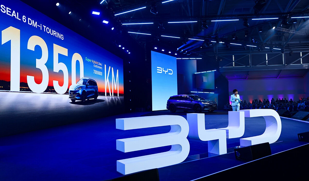 BYD副社長ステラ・リー氏が、IAAモビリティ2025で新型PHEVワゴンを世界初公開し、欧州市場への本格参戦をアピール