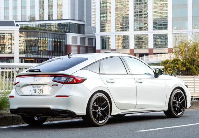 ボディサイズは全長4560㎜×全幅1800㎜×全高1410㎜。車重は1350㎏